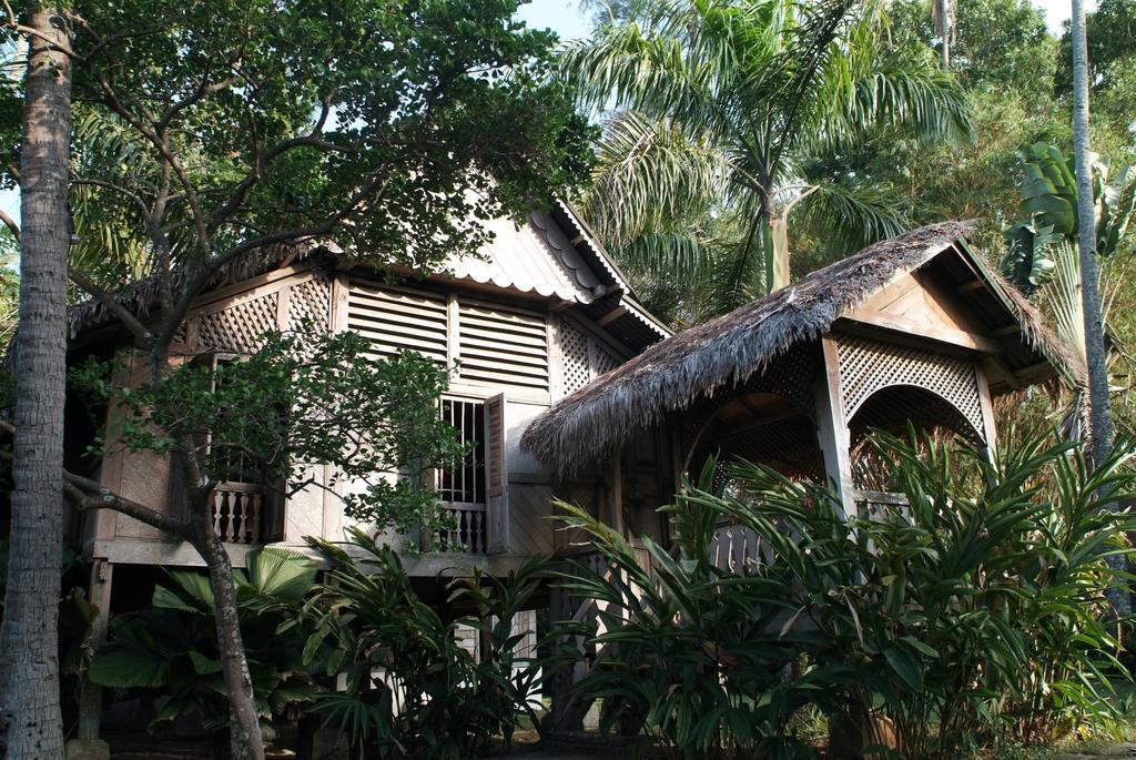 Bon Ton Antique Wooden Villas Pantai Cenang  Exterior foto